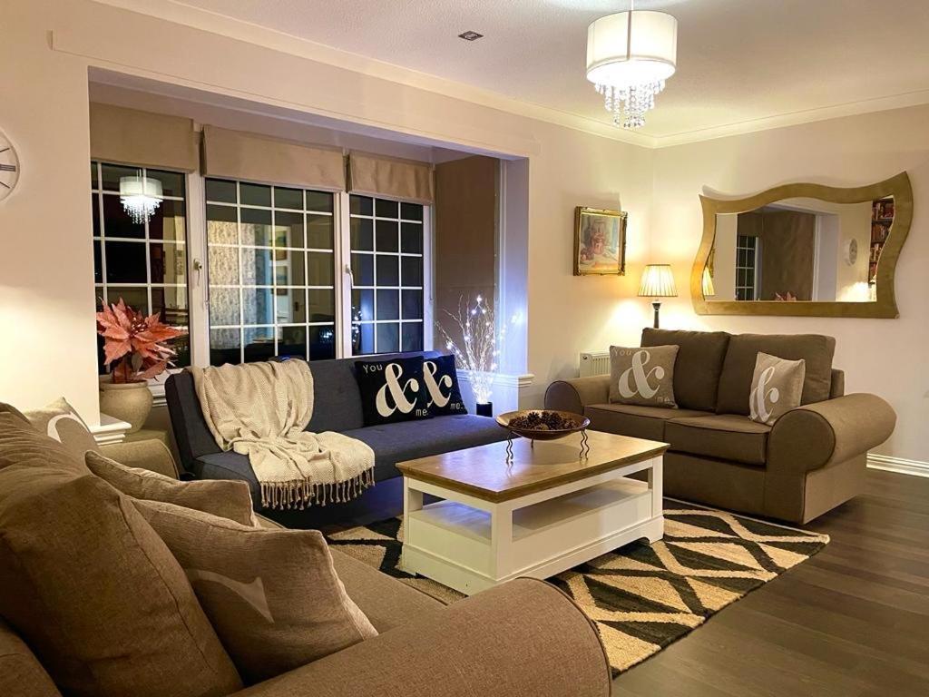 Finn Village "Mountain View Cottage" Private Garden, 9-Seater Hot Tub, Firepit & Pizza Stove Drymen Extérieur photo