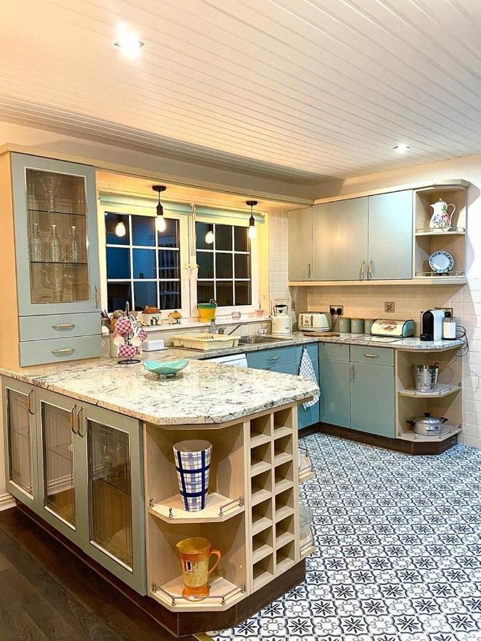 Finn Village "Mountain View Cottage" Private Garden, 9-Seater Hot Tub, Firepit & Pizza Stove Drymen Extérieur photo