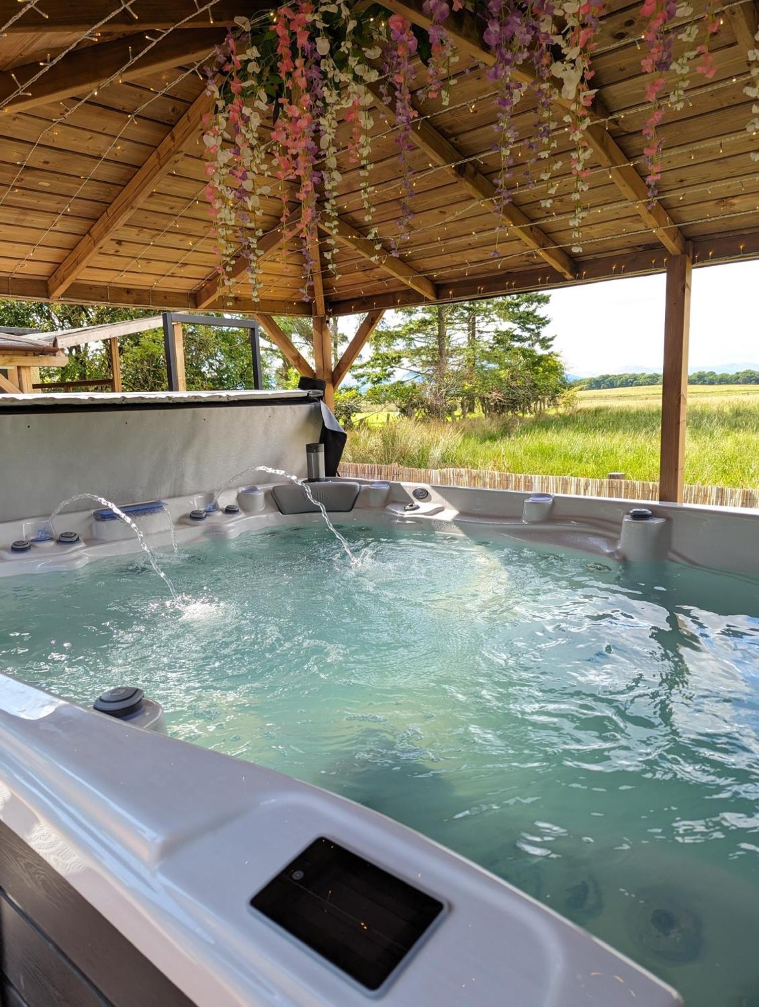 Finn Village "Mountain View Cottage" Private Garden, 9-Seater Hot Tub, Firepit & Pizza Stove Drymen Extérieur photo