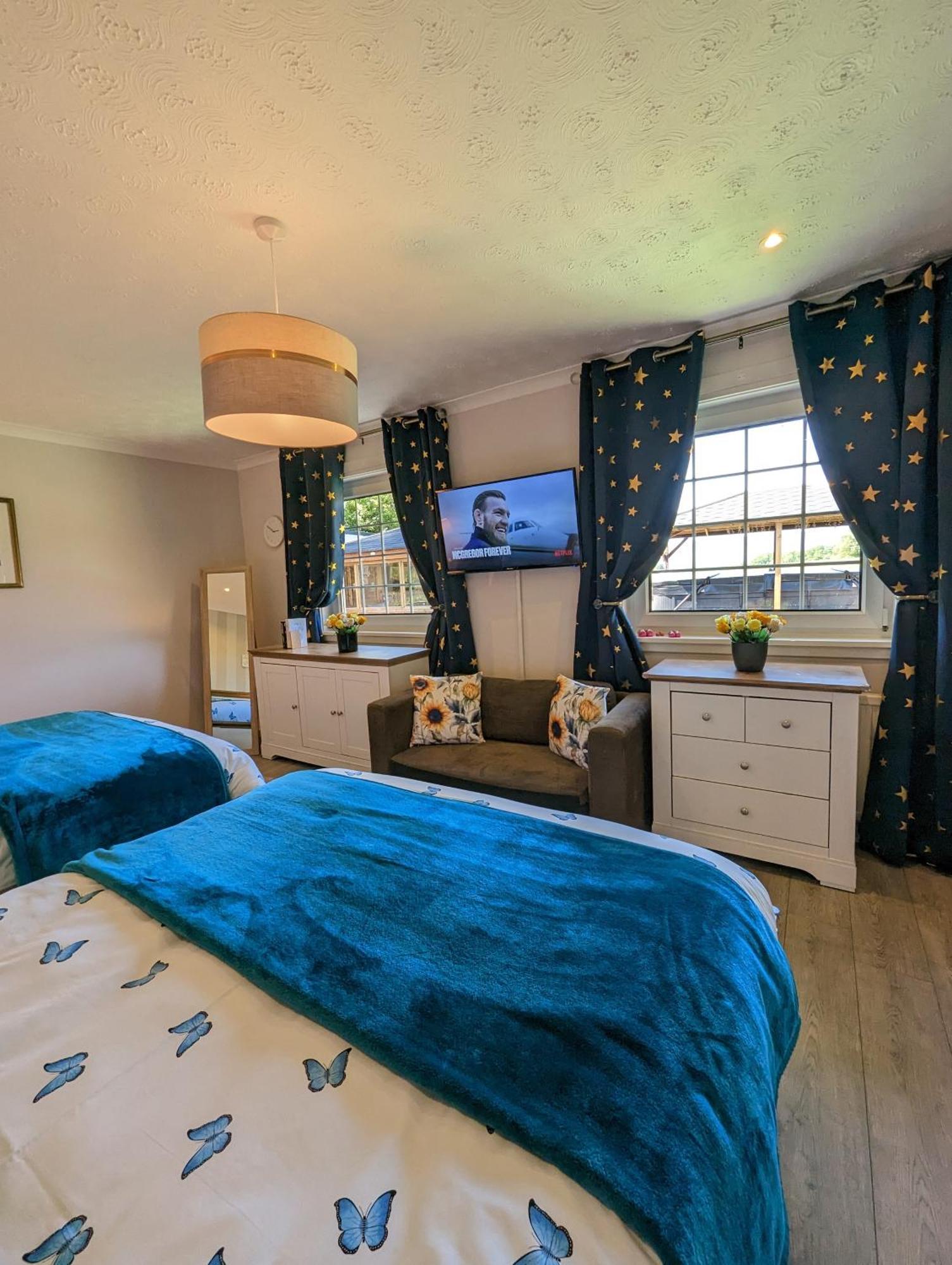 Finn Village "Mountain View Cottage" Private Garden, 9-Seater Hot Tub, Firepit & Pizza Stove Drymen Extérieur photo