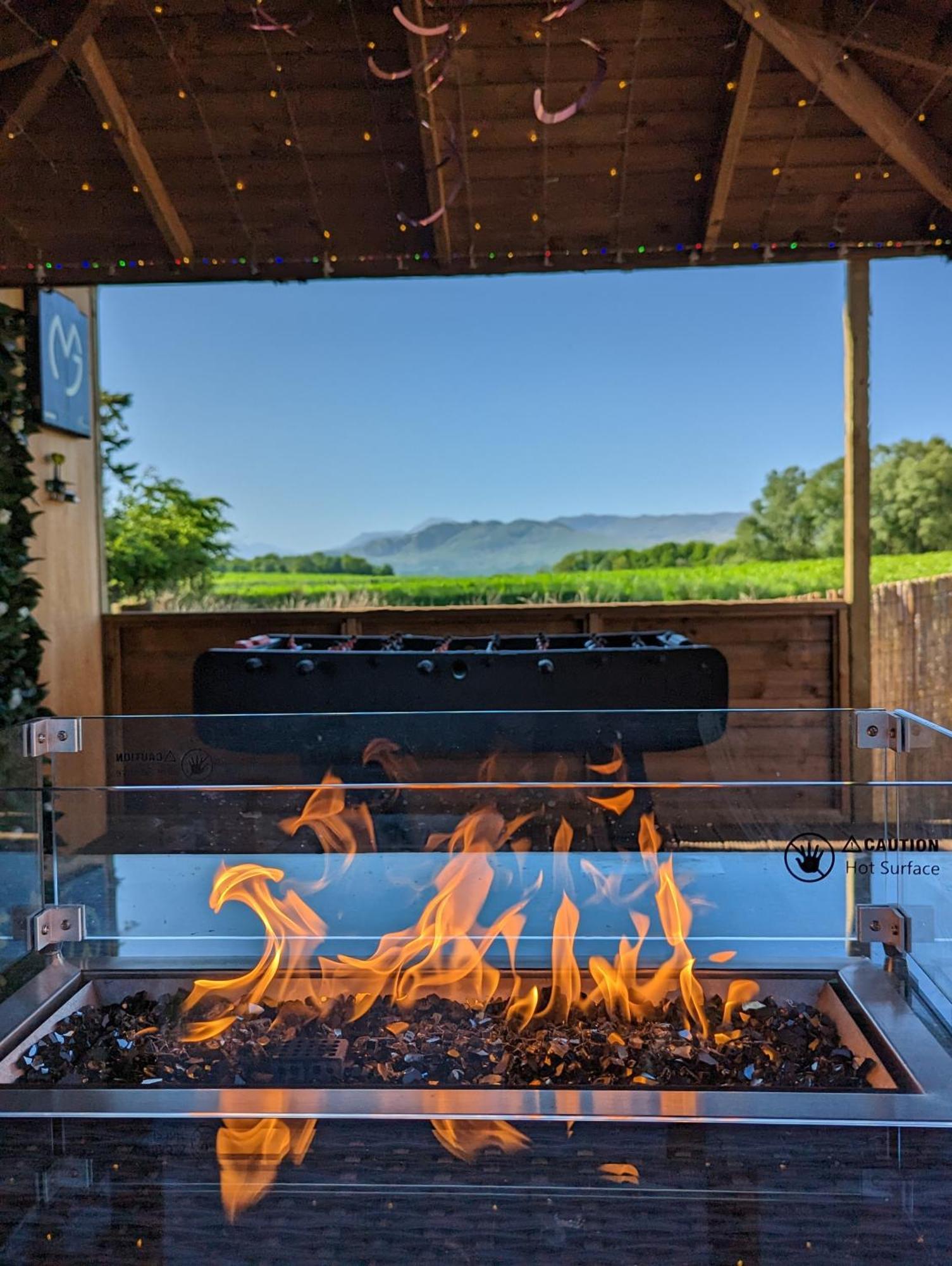 Finn Village "Mountain View Cottage" Private Garden, 9-Seater Hot Tub, Firepit & Pizza Stove Drymen Extérieur photo