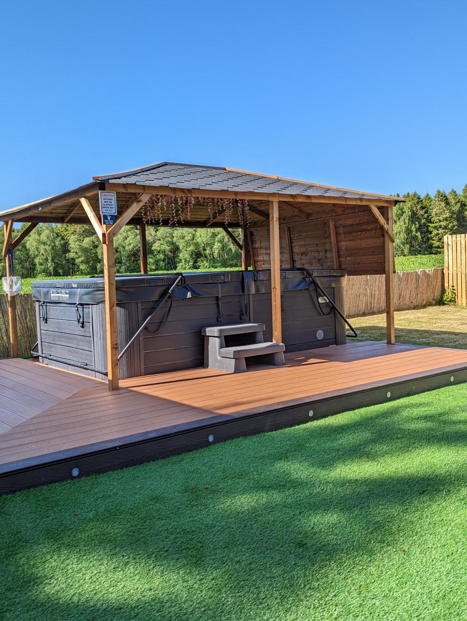 Finn Village "Mountain View Cottage" Private Garden, 9-Seater Hot Tub, Firepit & Pizza Stove Drymen Extérieur photo