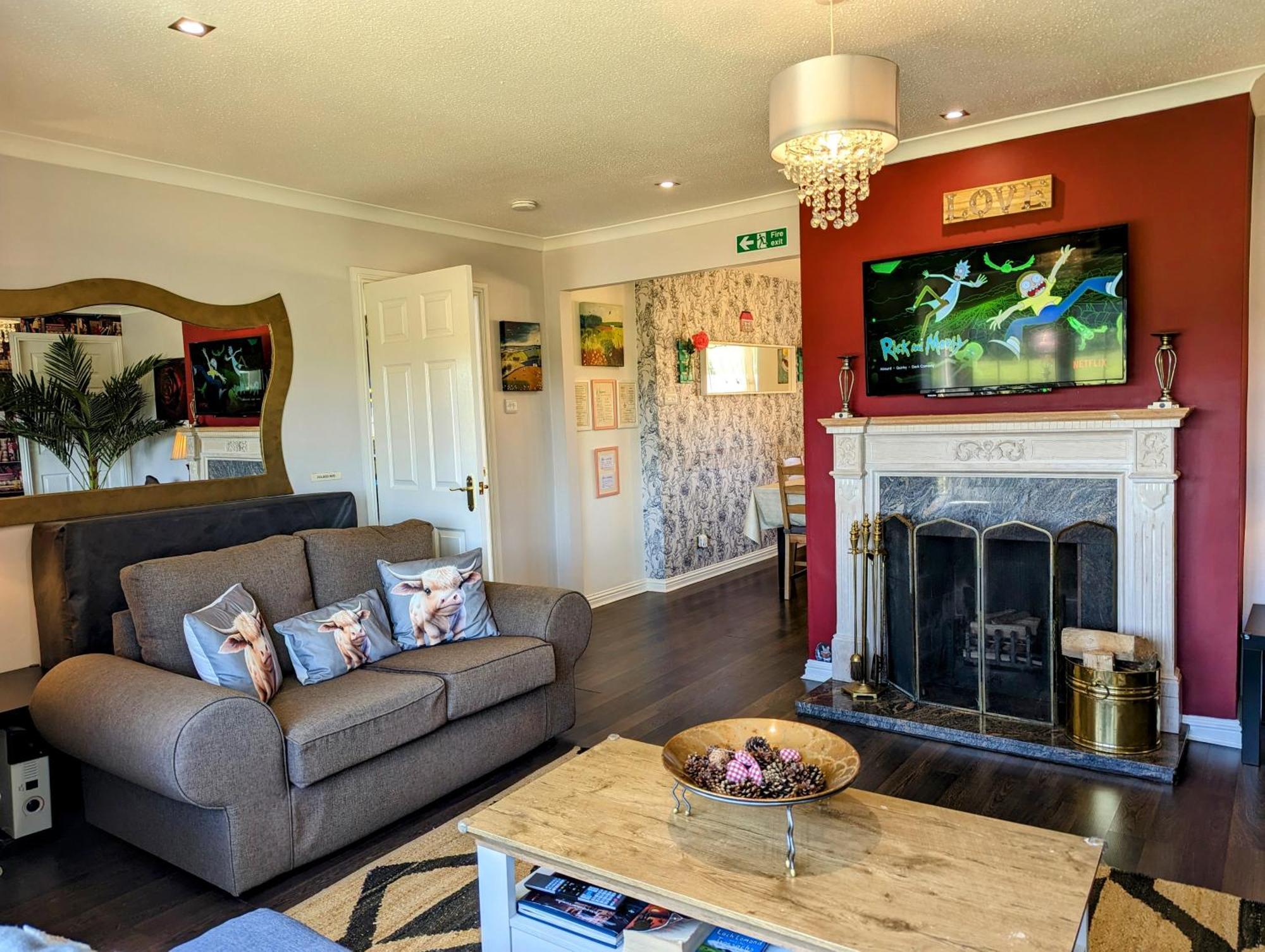 Finn Village "Mountain View Cottage" Private Garden, 9-Seater Hot Tub, Firepit & Pizza Stove Drymen Extérieur photo